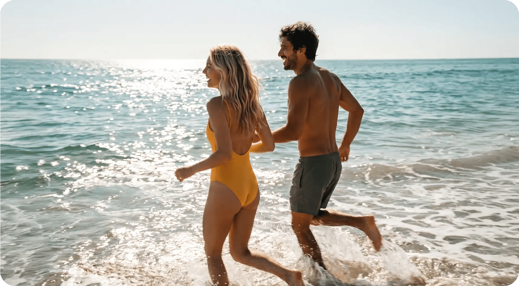 Casal a entrar no mar