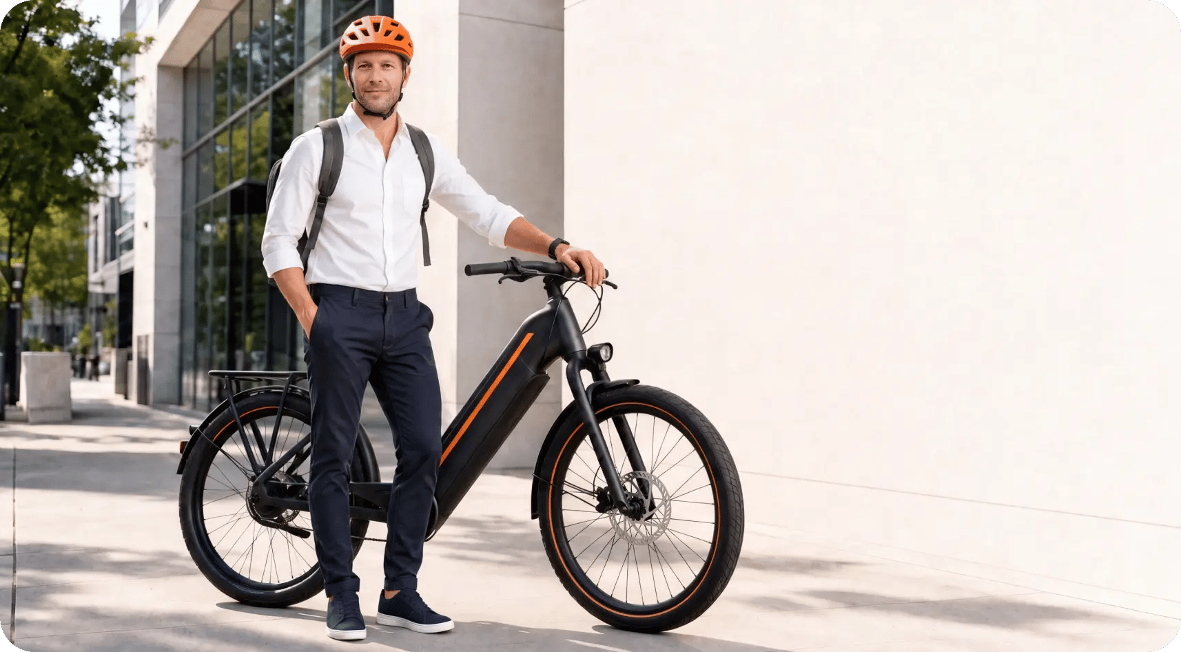 homem com bicicleta elétrica seguro